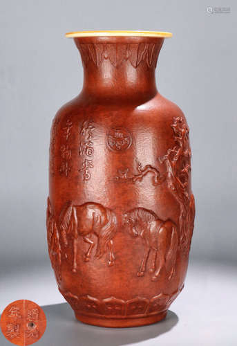 A GOURD VASE CARVED WITH BEAST