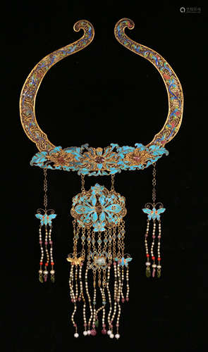 A GILT SILVER NECKLACE DECORATED WITH FILIGREE