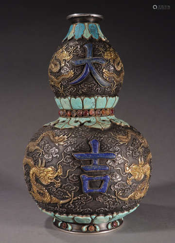 A GILT SILVER VASE WITH DRAGON PATTERN