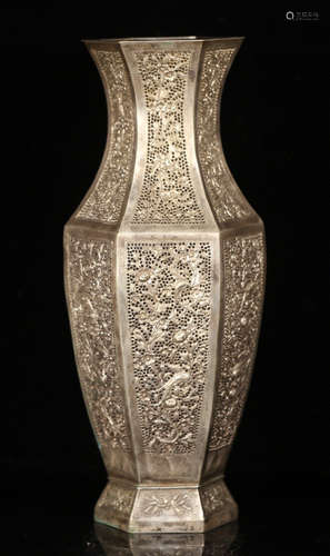 A SILVER VASE CARVED WITH BIRD&FLOWER PATTERN