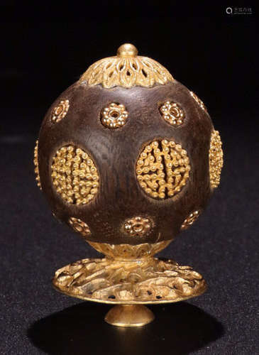 A CHENXIANG WOOD PENDANT EMBEDED WITH GOLD