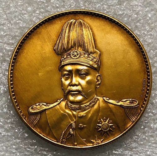 A GOLD COIN WITH HEAD PATTERN