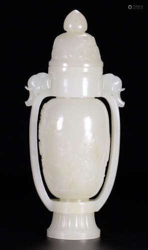 AN OLD HETIAN JADE VASE CARVED WITH CRANE PATTERN