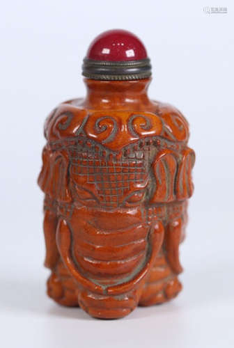 A JIAO CARVED SNUFF BOTTLE CARVED WITH BEAST PATTERN