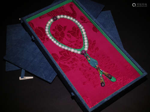 A PEARL BRACELET WITH BOX