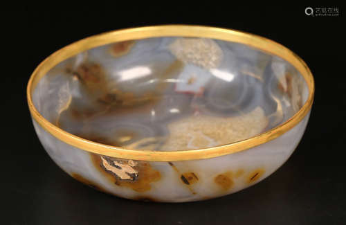 AN AGATE BOWL EMBEDDED WITH GILT SILVER