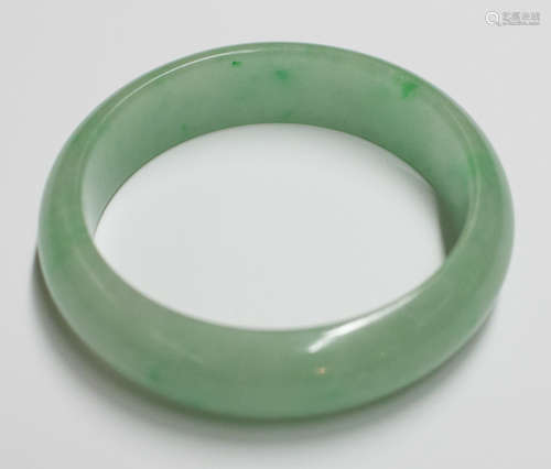 A ROUND SHAPED JADEITE BANGLE