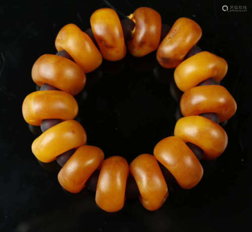 AN AMBER MILA BEADS STRING BRACELET