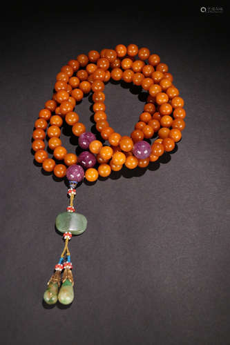 AN AMBER NECKLACE WITH 108 BEADS