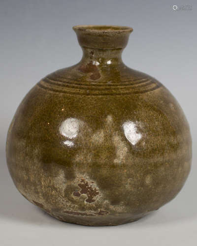 A YUE YAO GREEN GLAZE POMEGRANATE BOTTLE