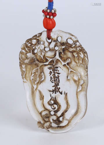 AN OLD CRYSTAL TABLET CARVED WITH LEAFES PATTERN