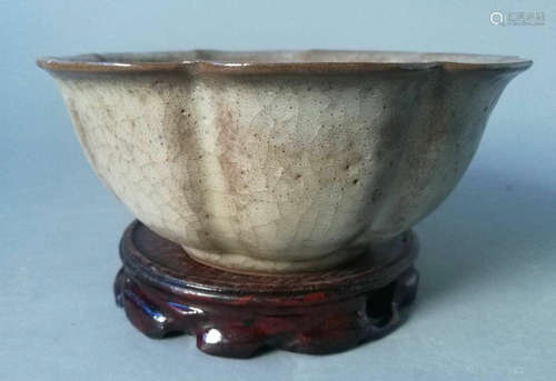 A GUAN KILN FLORAL RIMED BOWL