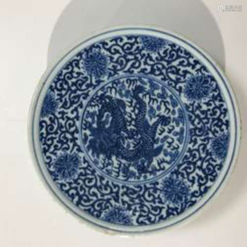 A BLUE AND WHITE GLAZE BOX PAINTED WITH DRAGON PATTERN