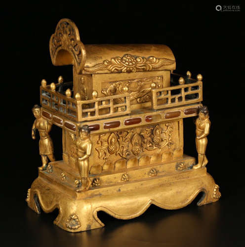 A GILT BRONZE ORNAMENT CARVED WITH BUDDHA PATTERN