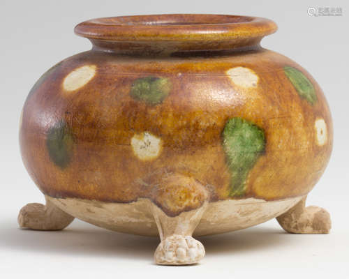 A SMALL SANCAI-GLAZED POTTERY TRIPOD JAR