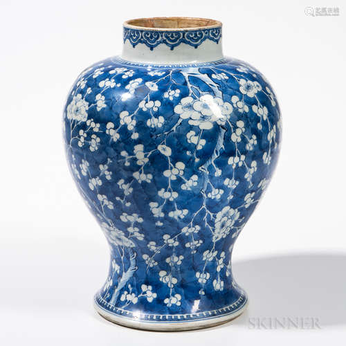 A BLUE AND WHITE JAR PAINTER WITH FLOWERS PATTERN