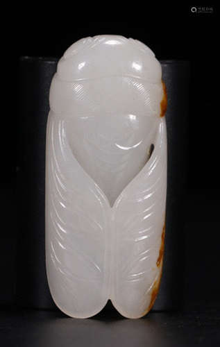 A HETIAN JADE PENDANT SHAPED WITH CICADA