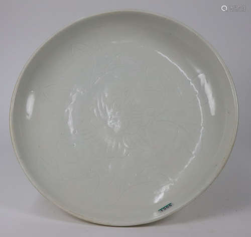 A WHITE PORCELAIN PLATE WITH FLOWERS PAINTING