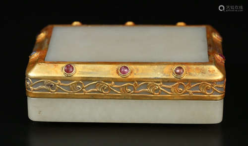 A HETIAN JADE BOX EMBEDDED WITH GILT SILVER