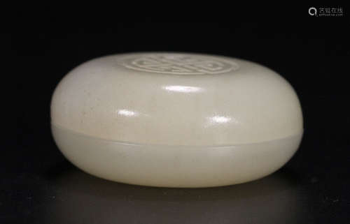 A HETIAN JADE BOX CARVED WITH AUSPICIOUS PATTERN