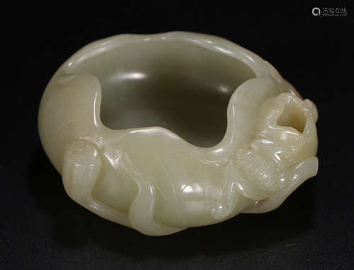 AN OLD HETIAN JADE BRUSH WASHER SHAPED WITH LOTUS LEAF