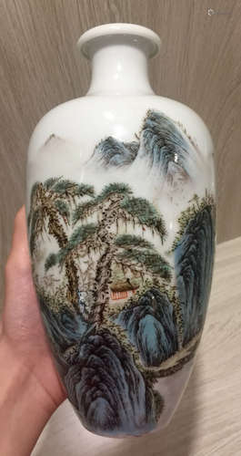 A FAMILLE ROSE GLAZE VASE WITH MOUNTAIN&WATER PATTERN