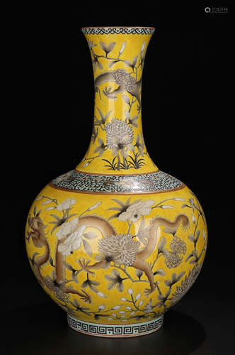 A YELLOW GLAZE VASE PAINTED WITH DRAGON