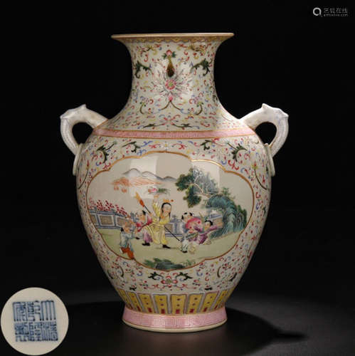 A FAMILLE ROSE GLAZE VASE PAINTED WITH BEAST AND FIGURE