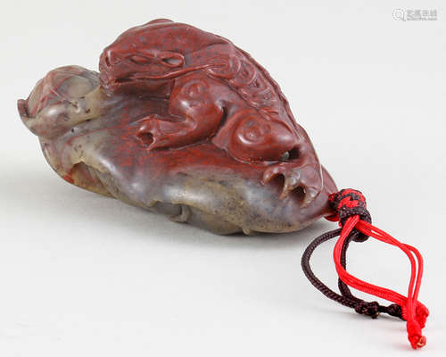 A SOAPSTONE CARVED FROG SHAPE PENDANT