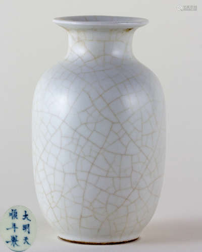 A DAMING TIANSHUN NIANZHI MARK GUAN-TYPE VASE