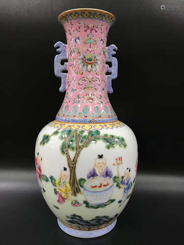 A CHINESE FAMILLE ROSE PORCELAIN VASE WITH DOUBLE EARS