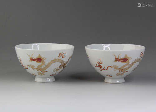 A PAIR OF CHINESE IRON RED GILD DRAGON PATTERN PORCELAIN BOWLS