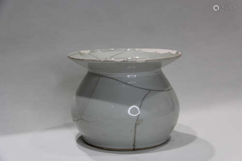 A CHINESE WHITE GLAZED PORCELAIN SLAG BUCKET