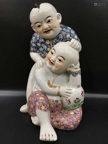 A CHINESE FAMILLE ROSE PORCELAIN FIGURES STATUE