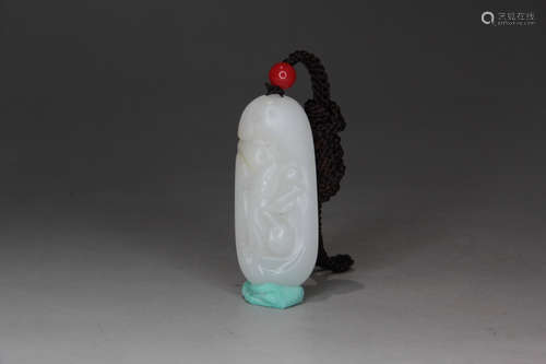 A CHINESE HETIAN JADE PENDANT