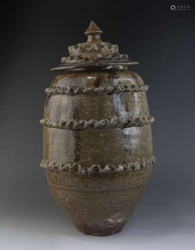 A CHINESE YUE KILN PORCELAIN JAR WITH COVER