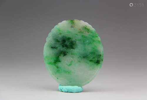 A CHINESE FIGURE CARVED JADEITE PENDANT