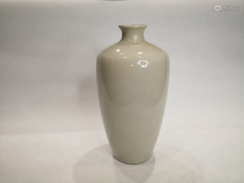 A CHINESE MONOCHROME GLAZE PORCELAIN VASE