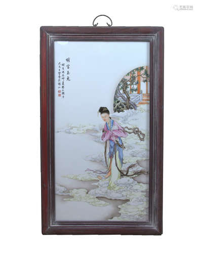 A CHINESE FAMILLE ROSE PORCELAIN PLATE PAINTING HANGING PLAQUE