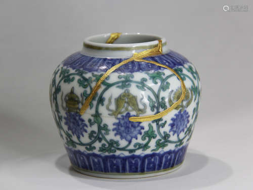 A CHINESE DOUCAI FLORAL TWINE PATTERN PORCELAIN JAR