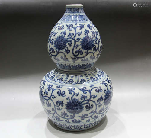 A CHINESE BLUE AND WHITE TWINE PATTERN PORCELAIN GOURD-SHAPED VASE