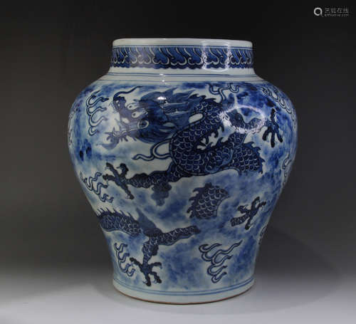 A CHINESE BLUE AND WHITE DRAGON PATTERN PORCELAIN JAR