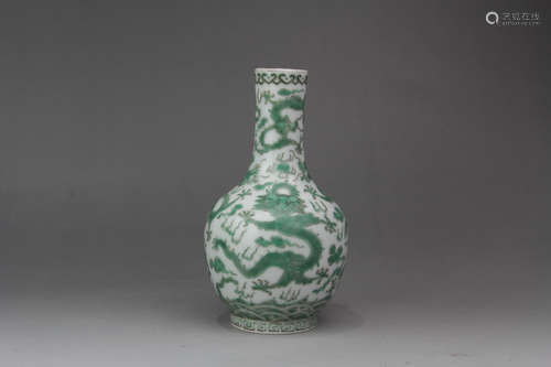 A CHINESE GREEN DRAGON PATTERN PORCELAIN BALL-SHAOED VASE