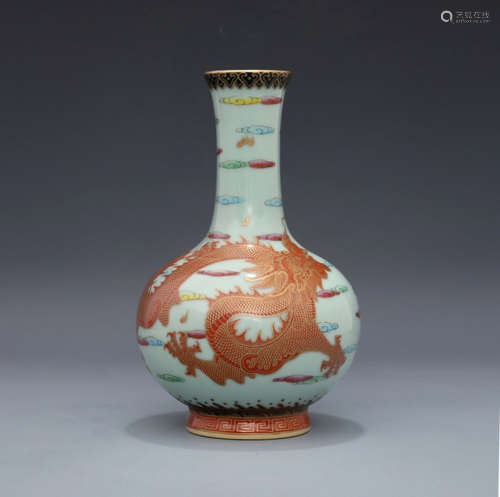 A Chinese Gild Dragon Pattern Porcelain Vase