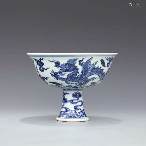 A Chinese Blue and White Dragon Pattern Porcelain Standing Cup
