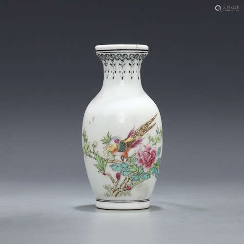 A Chinese Famille Rose Flower&Bird Pattern Porcelain Vase