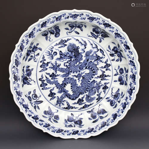 A Chinese Blue and White Floral Dragon Pattern Porcelain Plate