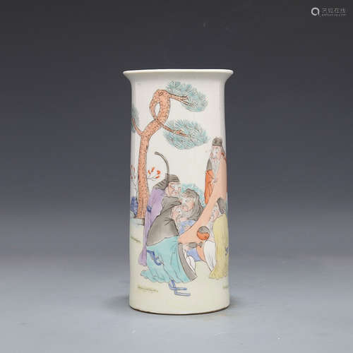 A Chinese Famille Rose Figure Painted Porcelain Hats Standing