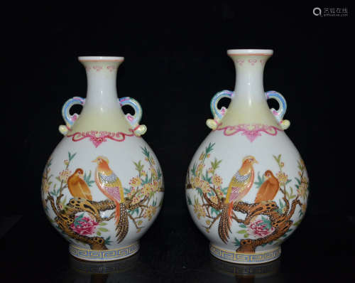 A Chinese Famille Rose flower&butterfly Painted Porcelain Gourd-shaped Vase