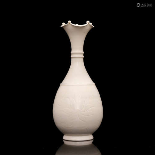 A Chinese Floral Carved Dingzhou Kiln Porcelain Vase